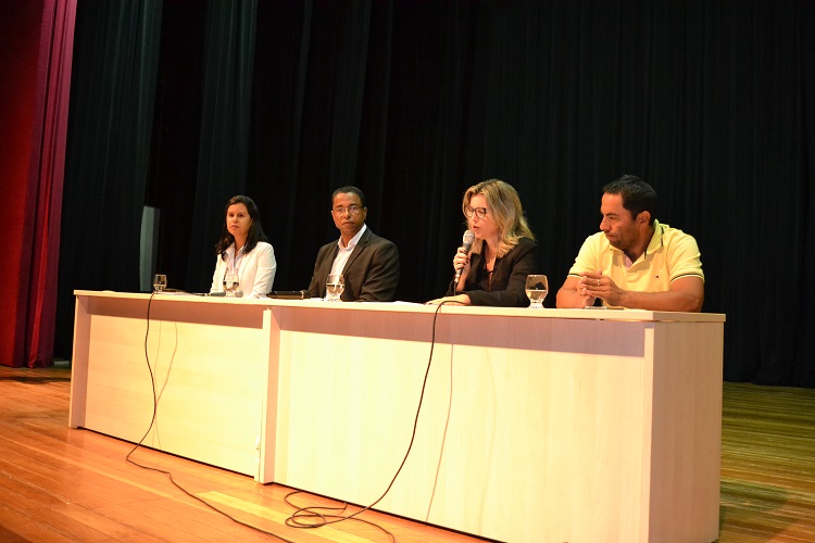 Coordenadora do Bacharelado em Química, Alessandra Rodrigues, gerente de pesquisa e extensão, Sérgio Botelho, diretora-geral do IFG - Câmpus Goiânia, Maria de Lourdes Magalhães, e o coordenador da Semana da Matemática, Julio Cesar Vasquez compuseram a mesa diretiva